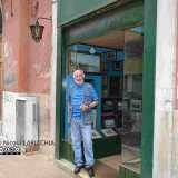 Giuseppe Loiacono davanti al suo negozio 