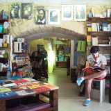 Un lettore della libreria Paideia di Modugno