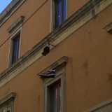 Le scarpe appese in via Melo viste da vicino: si tratta di sneakers in buono stato, di marche note e anche abbastanza costose