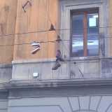 Scarpe appese in via Melo