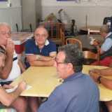 Un allegra compagnia alle prese con il gioco della birra 
