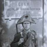 Un carabiniere di fronte alla sede di Radio Bari in via Putignani 247 nel settembre 1943