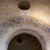 Scritte dei prigionieri all'interno del capannone dormitorio dell' ex campo di prigionia e poi campo profughi di Altamura