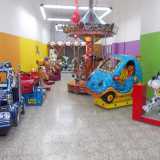 Le giostrine del locale viste dall'ingresso
