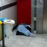 Clochard nel sottopassaggio della stazione centrale di Bari