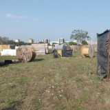 Nel campo si incontrano costruzioni in legno, scarti recuperati da prodotti da riciclo, pannelli e pali di ferro