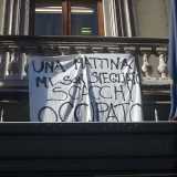 L'ingresso dello Scacchi occupato, lo striscione recita: una mattina mi sono svegliato, Scacchi occupato