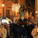 La statua di Santa Lucia in processione per le vie del centro coratino