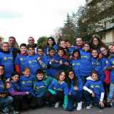 Il gruppo di bambini vestiti da comete 
