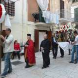 La processione dei riti sacri pasquali attraversa Bari Vecchia coinvolgendo decine di residenti 