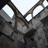 Le colonne, i capitelli e gli archi di quello che potrebbe essere l'antico monastero di San Nicol� nascosti in un edificio di fronte al palazzo Dottula