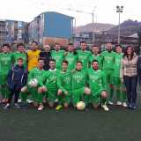 La squadra del San Michele Rufoli con la sua allenatrice sul campo di calcio