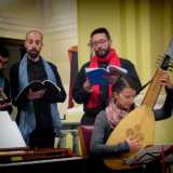 Un concerto della Cappella Santa Teresa dei Maschi nella chiesa di San Gaetano a Bari con in evidenza due strumenti barocchi: una tiorba e un organo da camera