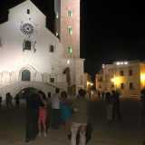 Il gruppo di Virus Emme in azione di fronte alla Cattedrale di Trani