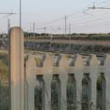 I binari della nuova stazione. I semafori sono accesi: qui i treni passano ma non effettuano fermate, nonostante il paese disti solo 15 chilometri da Bari