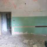 Un'aula piena invasa da detriti