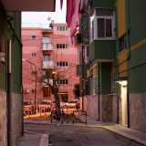 Una veduta dell'interno del Villaggio Trieste di sera