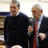 Dionisio Simone (a sinistra) durante la presentazione del libro Le parole nostre sulla sua vicenda di profugo