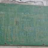 Su questa targa si legge anche il nome della citt� di Bari: la scuola infatti dipendeva da una sede del capoluogo in via Celso Ulpiani