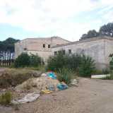 La vegetazione che circonda la struttura � sommersa da rifiuti, macerie, rottami e pezzi di ferro arrugginiti