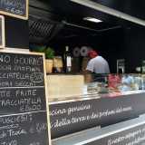 Il camioncino Puglia Street Food: gestito dal coratino Massimo Calabrese, prepara prodotti tipici pugliesi come orecchiette e pettole in giro per l'Italia