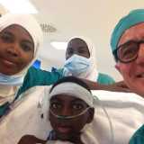 Michele con alcune giovani collaboratrici nel Centro Salam di cardiochirurgia, creato a Khartoum da Emergency