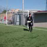 Il giovane portiere posa per una foto