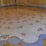La pavimentazione del salone rococ� con decorazione floreale che rappresenta la riproduzione del tappeto della reggia di Versailles Savonnerie