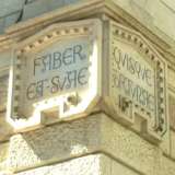 Un'altra frase in latino scolpita all'angolo dell'edificio: Faber est suae quisque fortunae