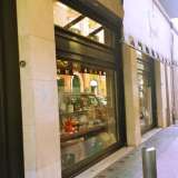 Il nostro tour comincia dalla storica pasticceria Stoppani, in via Roberto Da Bari. Fondata nel 1860 da pasticceri svizzeri, ha accolto ospiti illustri come il kaiser Guglielmo II, Vittorio Emanuele III, il generale Badoglio e il filosofo Benedetto Croce
