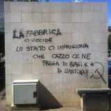 La frase che inneggia al terrorismo, scritta su un muro di via Omodeo, a Bari