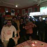 Alcuni componenti del Bari club Berlino riuniti nel "Bistr� Italia", un pub dove gli italiani in Germania seguono le partite della loro squadra preferita