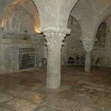 Si nota sul lato sinistro un altare con bassorilievo, dove si ritiene siano state collocate le reliquie di San Nicola, in attesa della costruzione della Basilica