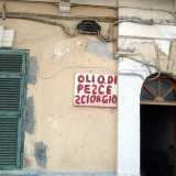 L'olio viene venduto nei quartieri pi� popolari di Taranto (foto di vivavoceweb)