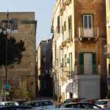 Da piazza Castello si entra nel borgo abitato. Ci inoltriamo per via Duomo, una delle vie principali della citt� vecchia
