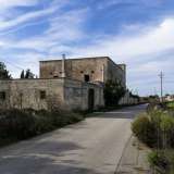Un antico edificio in rovina si affaccia direttamente sulla strada 