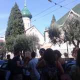 Ore 15: i partecipanti iniziano a riversarsi nei pressi della chiesa russa