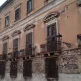 Il settecentesco Palazzo D�Ayala Valva. E� uno dei palazzi pi� prestigiosi e imponenti dell�aristocrazia tarantina ed � costituto da tre piani in altezza e tre nei sotterranei. 