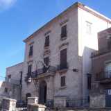 Su corso Vittorio Emanuele II ci imbattiamo nell�imponente Palazzo Pantaleo costruito nel 1770 che si affaccia sul Mar Grande