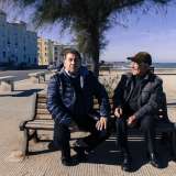 Piazzetta Labriola, una "rotonda sul mare" con qualche panchina e due signori che si intrattengono a chiacchierare 