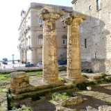 Le colonne doriche, protette da una recinzione: rappresentano l�unica testimonianza del tempio di Poseidone, il pi� antico tempio dorico della Magna Grecia