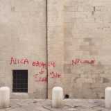 Una scritta rossa sulla zona absidale esterna della Cattedrale