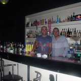 Angolo bar del Reina Isabel, con barista e dj