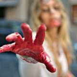 Una mano insanguinata di un morto vivente