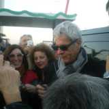 Bari, 5 dicembre 2013, Claudio Baglioni accoglie i suoi fans e si intrattiene per il Firmacopie