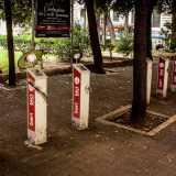 SCACCO AL RE, le colonnine per le bici si sono trasformate in esseri umani dai tratti ironici per schernire il divieto degli sguardi di sfida
 