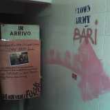 l'ingresso della sala Clown army