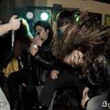 Alcuni metallari mentre effettuano l'headbanging, cio� violenti movimenti con la testa a ritmo di musica 