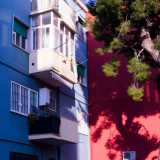 Un'immagine dei cortili interni e colorati del Villaggio 