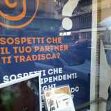 Sospetti che il tuo partner ti tradisca?�. � questa la scritta che appare sulla vetrina di un insolito negozio aperto da poco a Bari, nel quartiere Libert�. La merce esposta consiste in articoli dotati di una telecamera nascosta